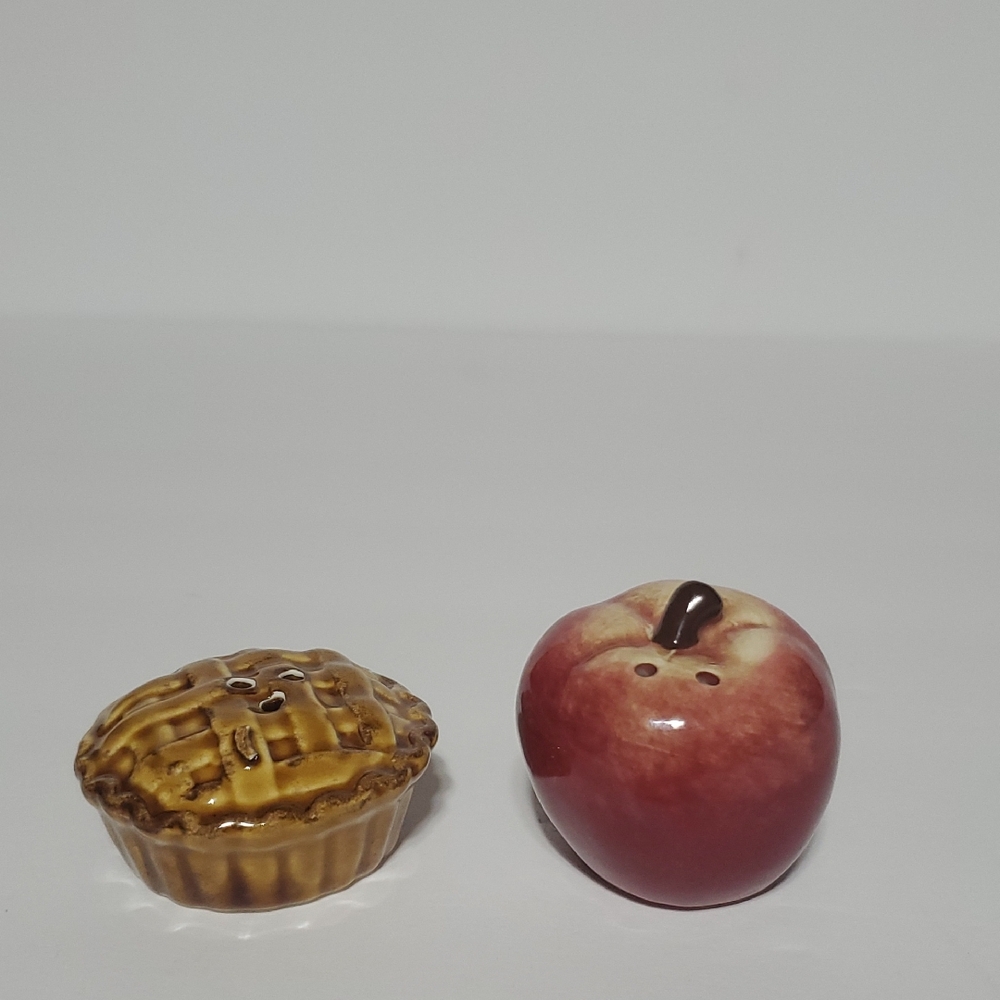 Apple and Pie Salt and Pepper Shakers
